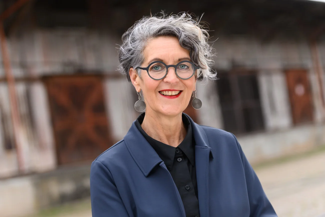 Eine Frau lächelt in die Kamera.