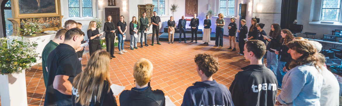 Abschlusskreis nach dem Gottesdienst mit dem Team