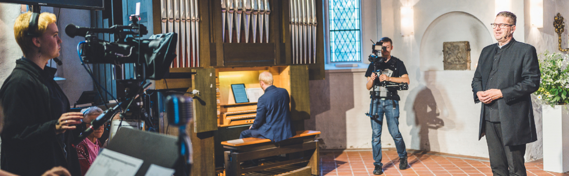 Szenen aus dem Gottesdienst von liveline mit Orgel, zwei Kameras und Heiko als Sprecher