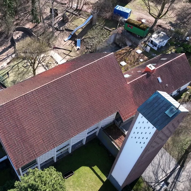 Drohnenaufnahme der Auferstehungskirche