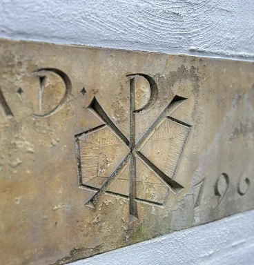 Details Auferstehungskirche außen am Turm